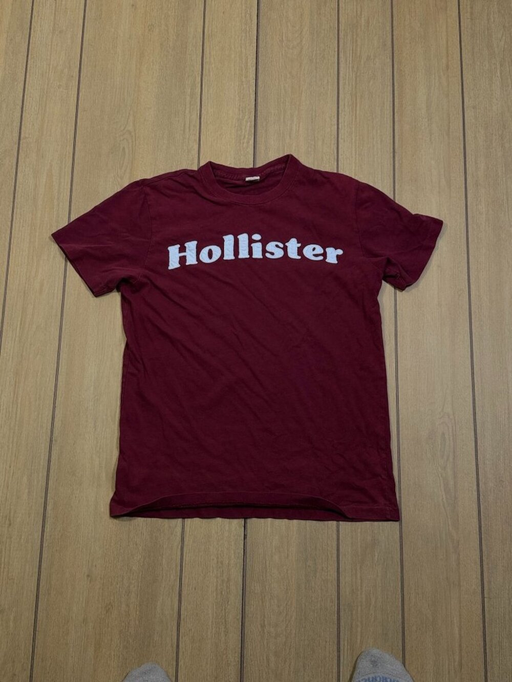Hollister applique logo tee burgundy